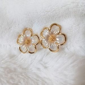 Flower clip on earrings